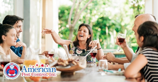 Family dining al fresco